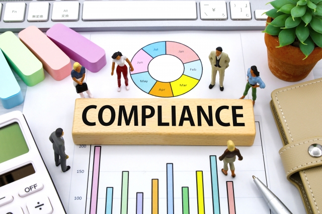 COMPLIANCEと書かれた積み木とグラフ